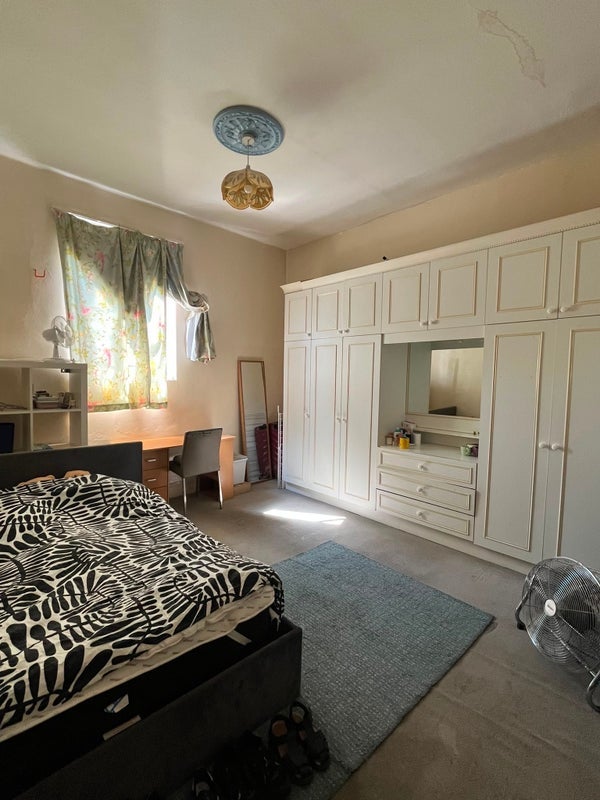 Room Shepherds Bush Road in Greater London