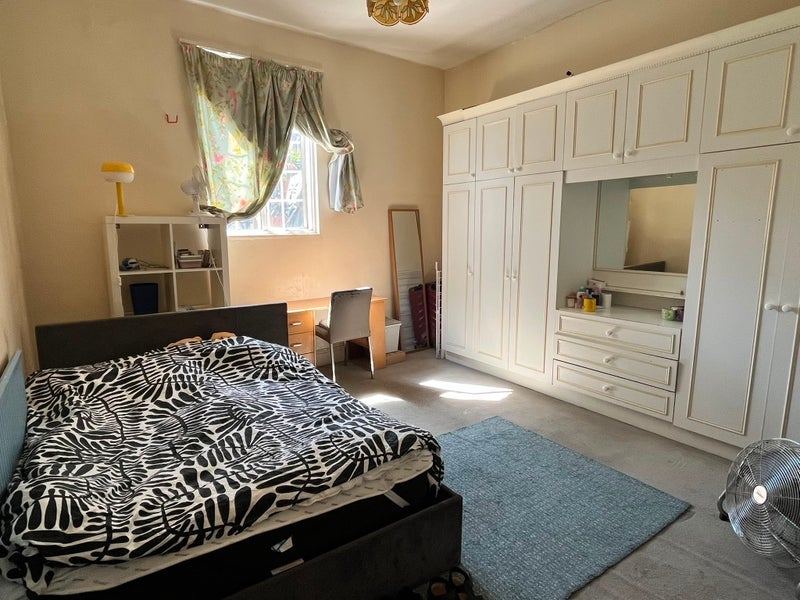 Room Shepherds Bush Road in Greater London