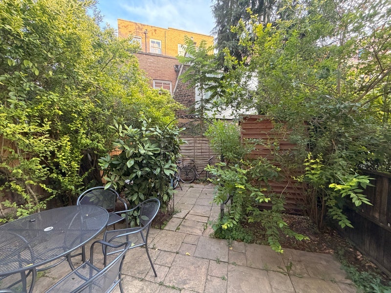 Room Fellows Court in Greater London