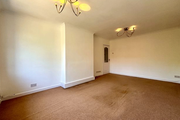 Flat Woodford Way in Slough