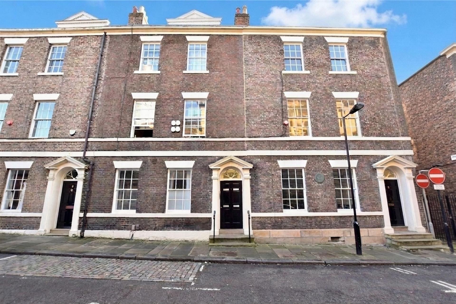 Flat Higham Place in Newcastle upon Tyne