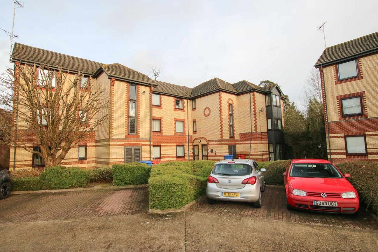 Flat Finchampstead Road in Wokingham