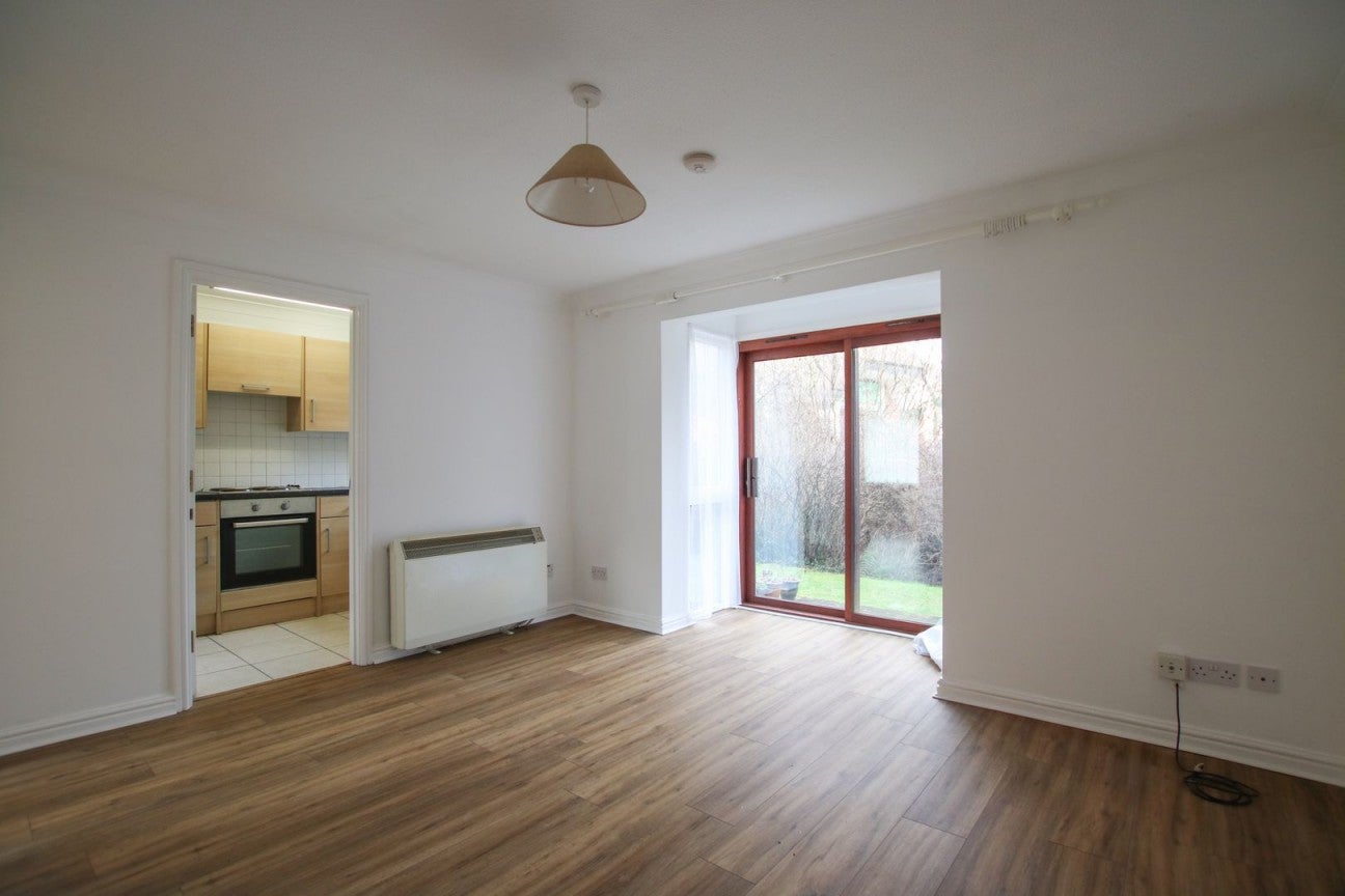 Flat Finchampstead Road in Wokingham