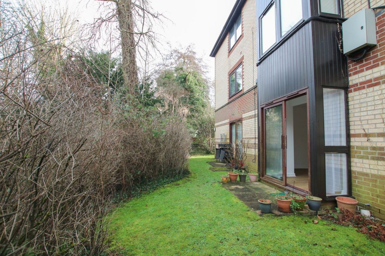 Flat Finchampstead Road in Wokingham