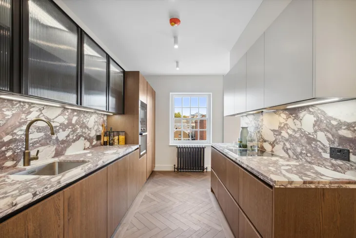 Flat Kensington High Street in Greater London
