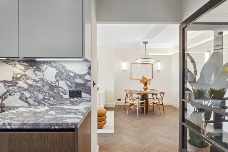 Flat Kensington High Street in Greater London
