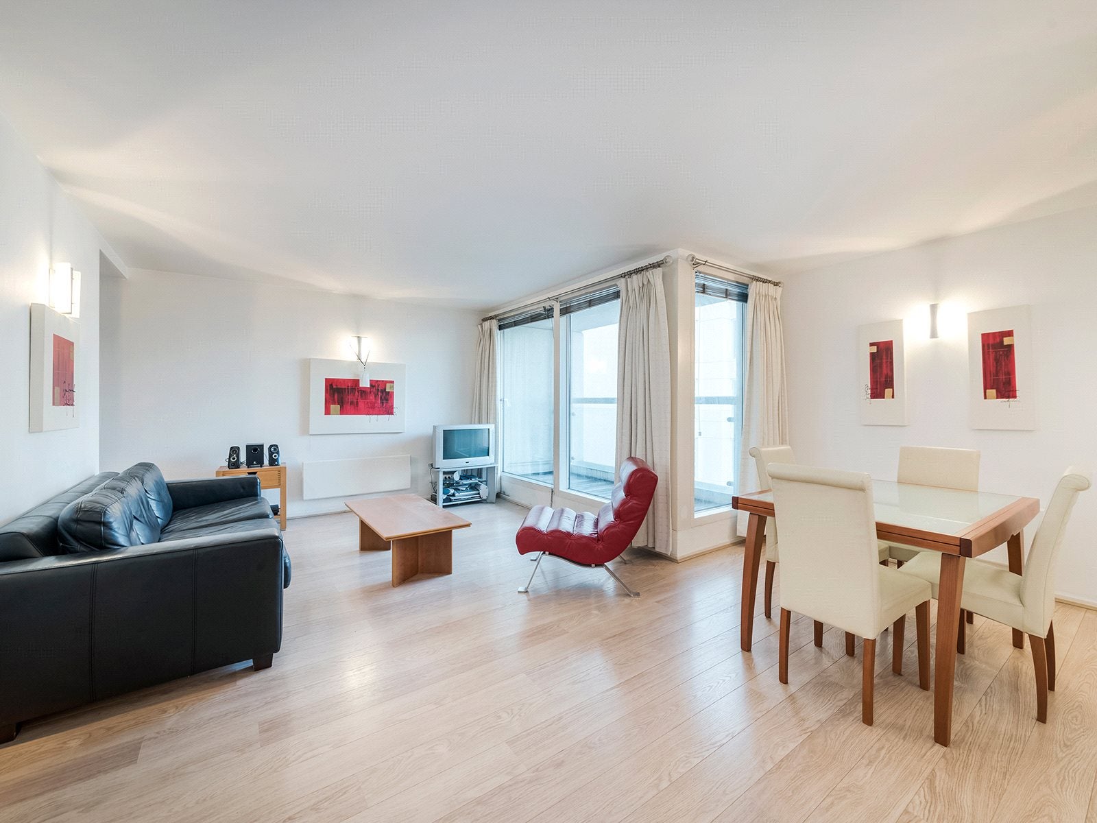 Flat Blackwall Way in Greater London