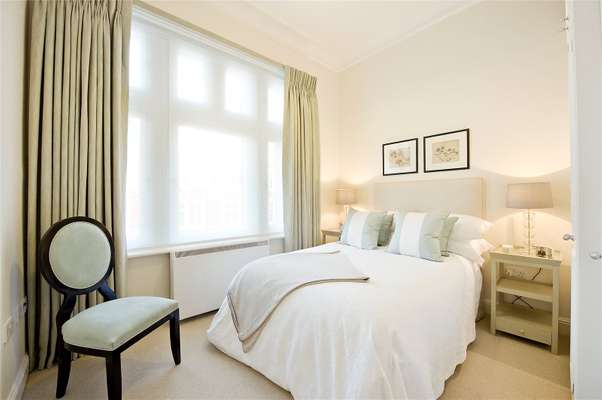 Flat Mount Street in City of Westminster