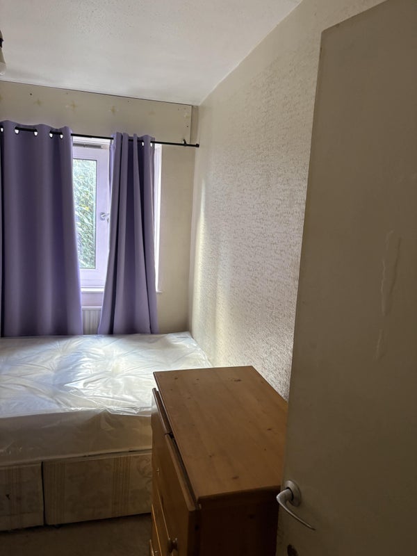Room Rosebank Gardens in Greater London