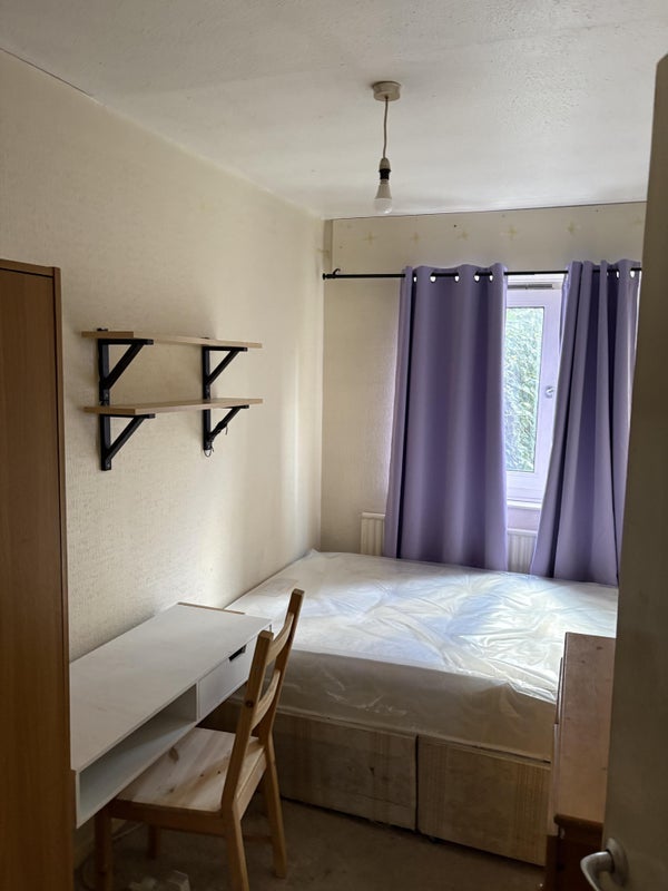 Room Rosebank Gardens in Greater London