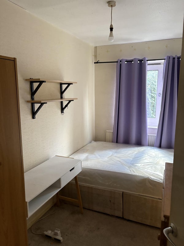 Room Rosebank Gardens in Greater London