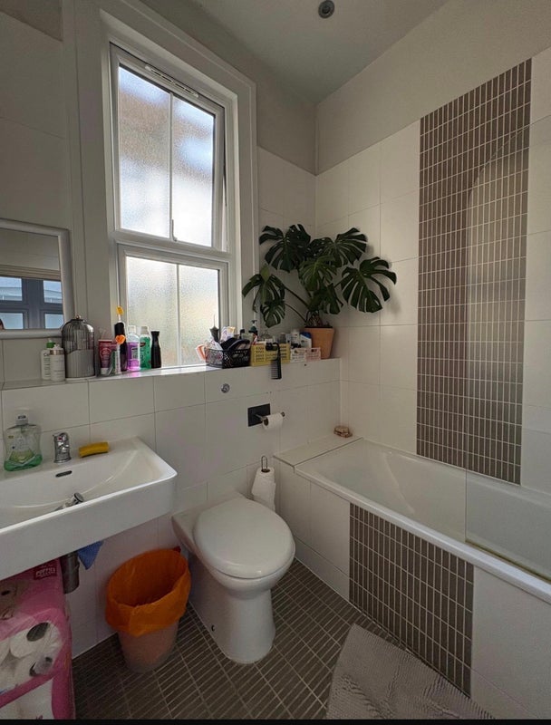 Room Lyncroft Gardens in Greater London