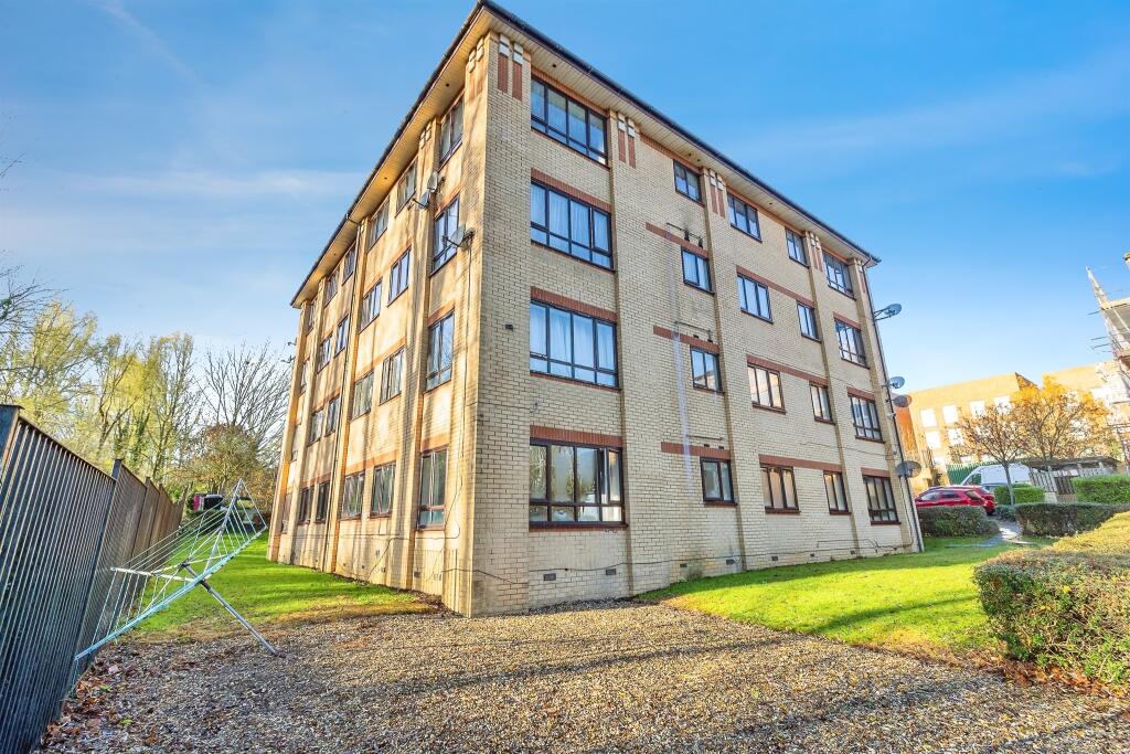 Flat Dalgin Place in Milton Keynes