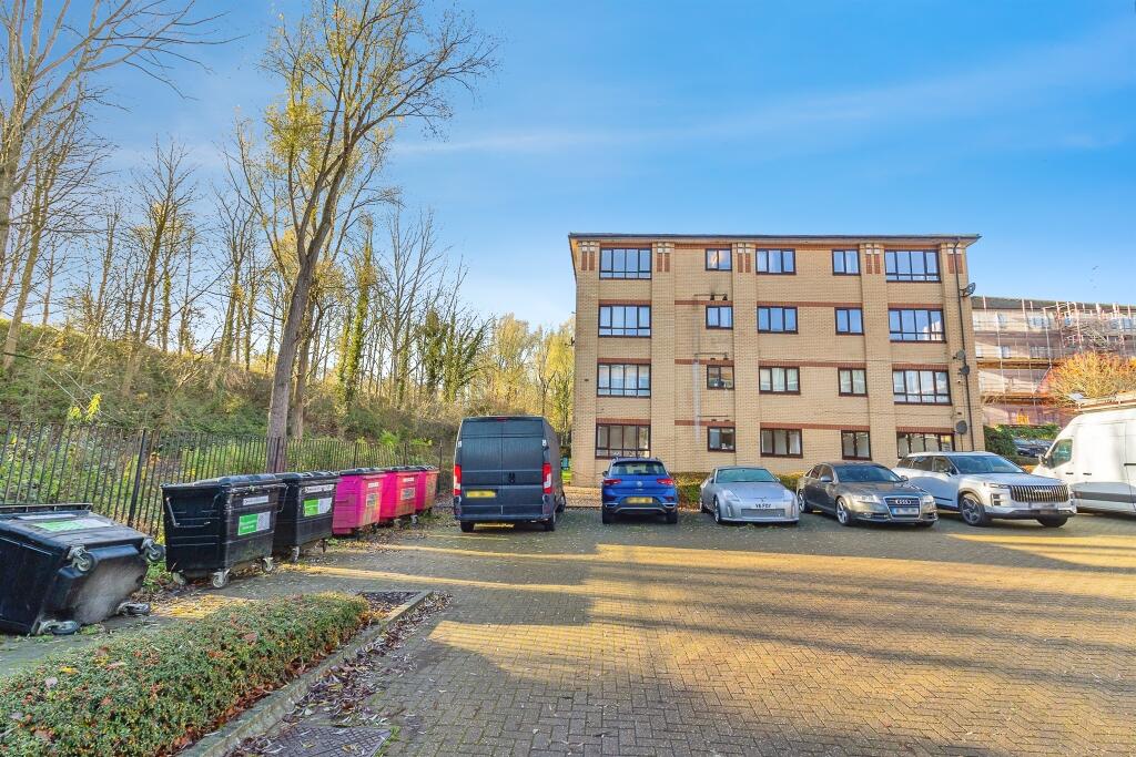 Flat Dalgin Place in Milton Keynes