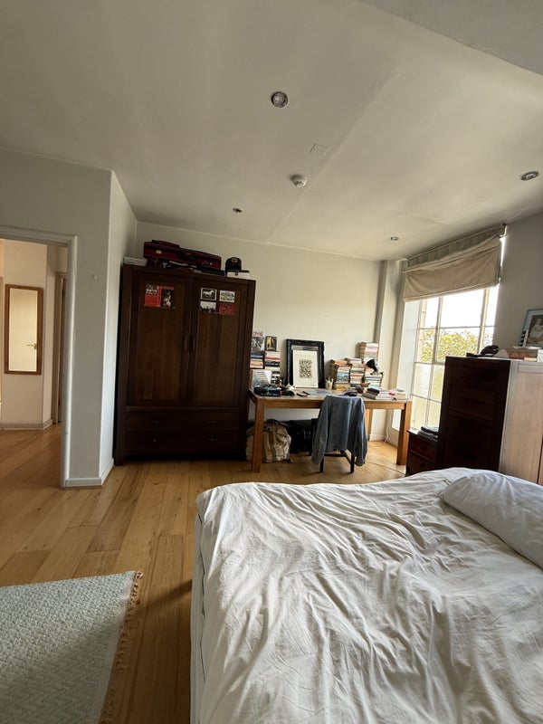 Flat Spratt Hall Road in Greater London