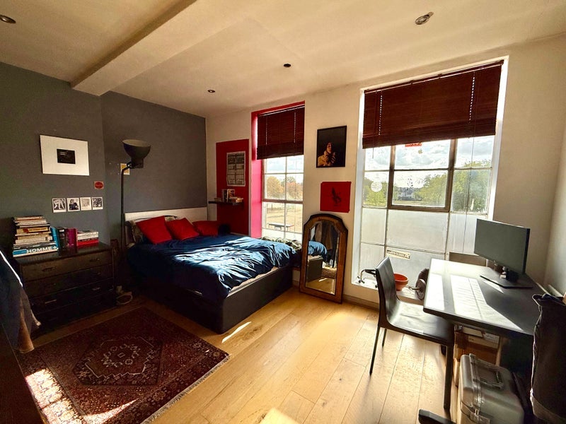 Flat Spratt Hall Road in Greater London