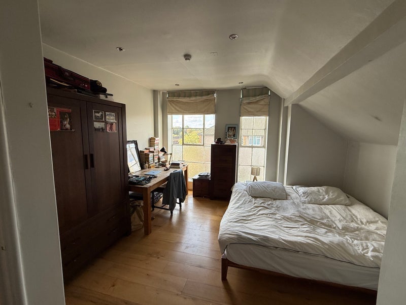 Flat Spratt Hall Road in Greater London