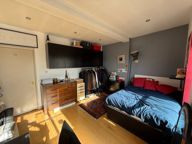 Flat Spratt Hall Road in Greater London