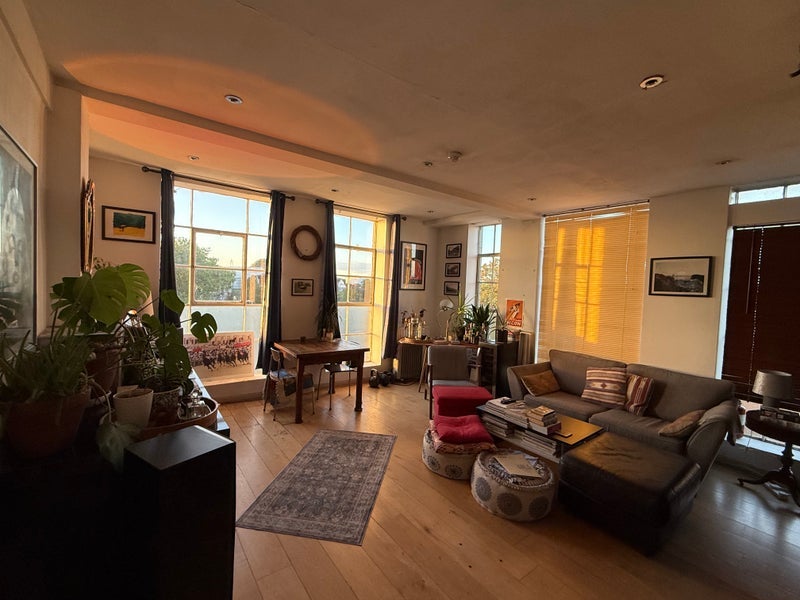 Flat Spratt Hall Road in Greater London