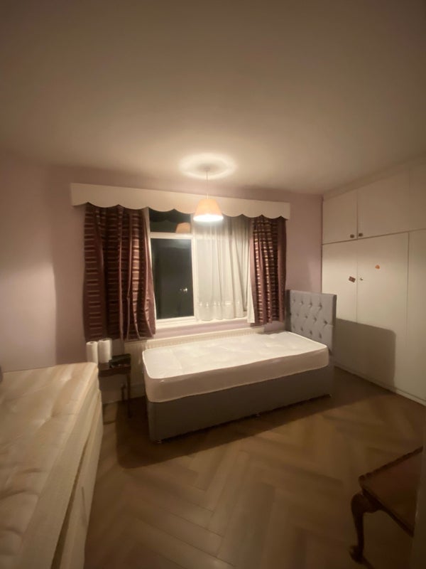 Room Broadfields Avenue in Greater London