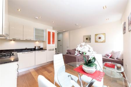 Flat Bevenden Street in Greater London
