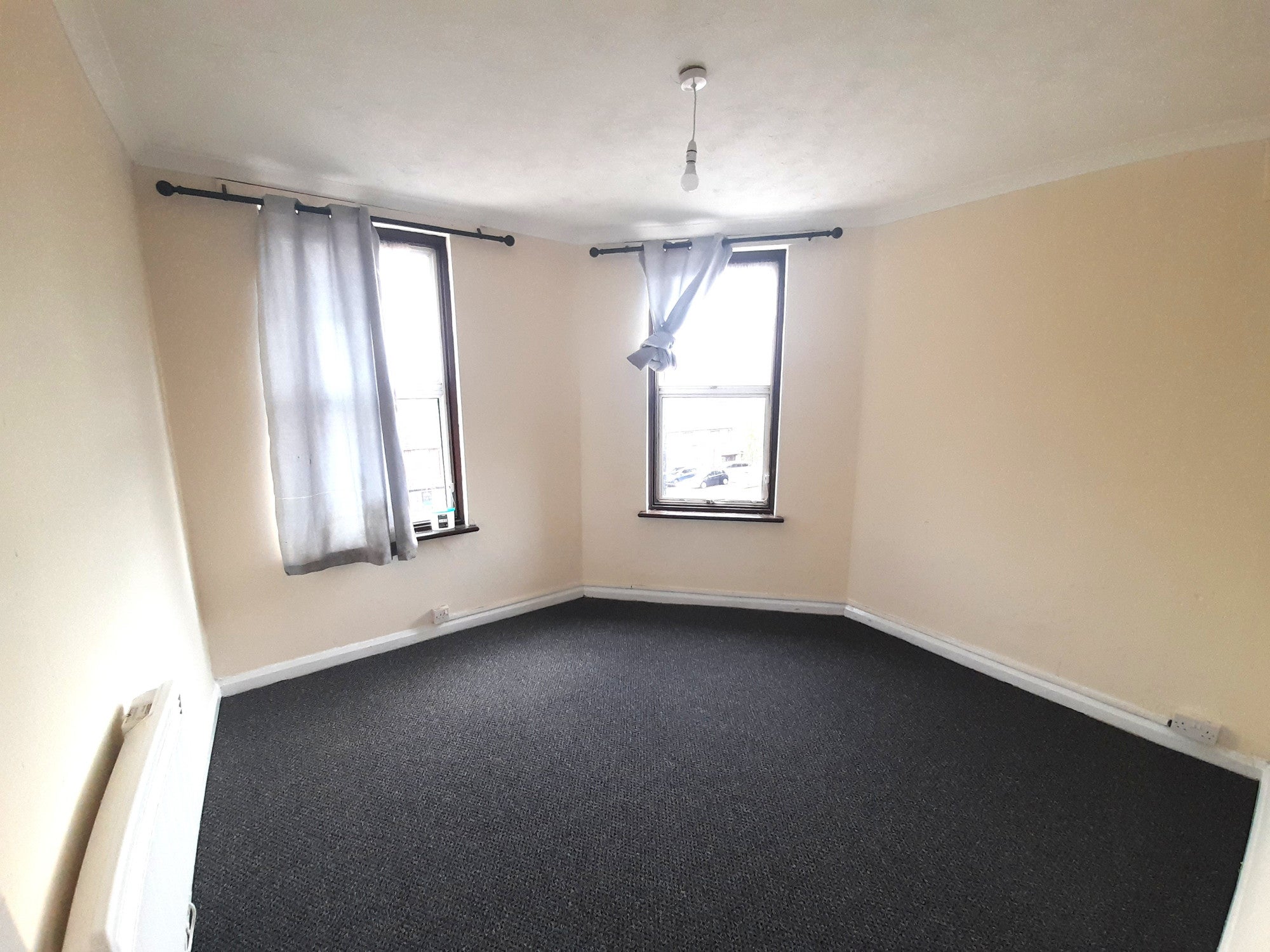 Flat Kingshill Avenue in Greater London