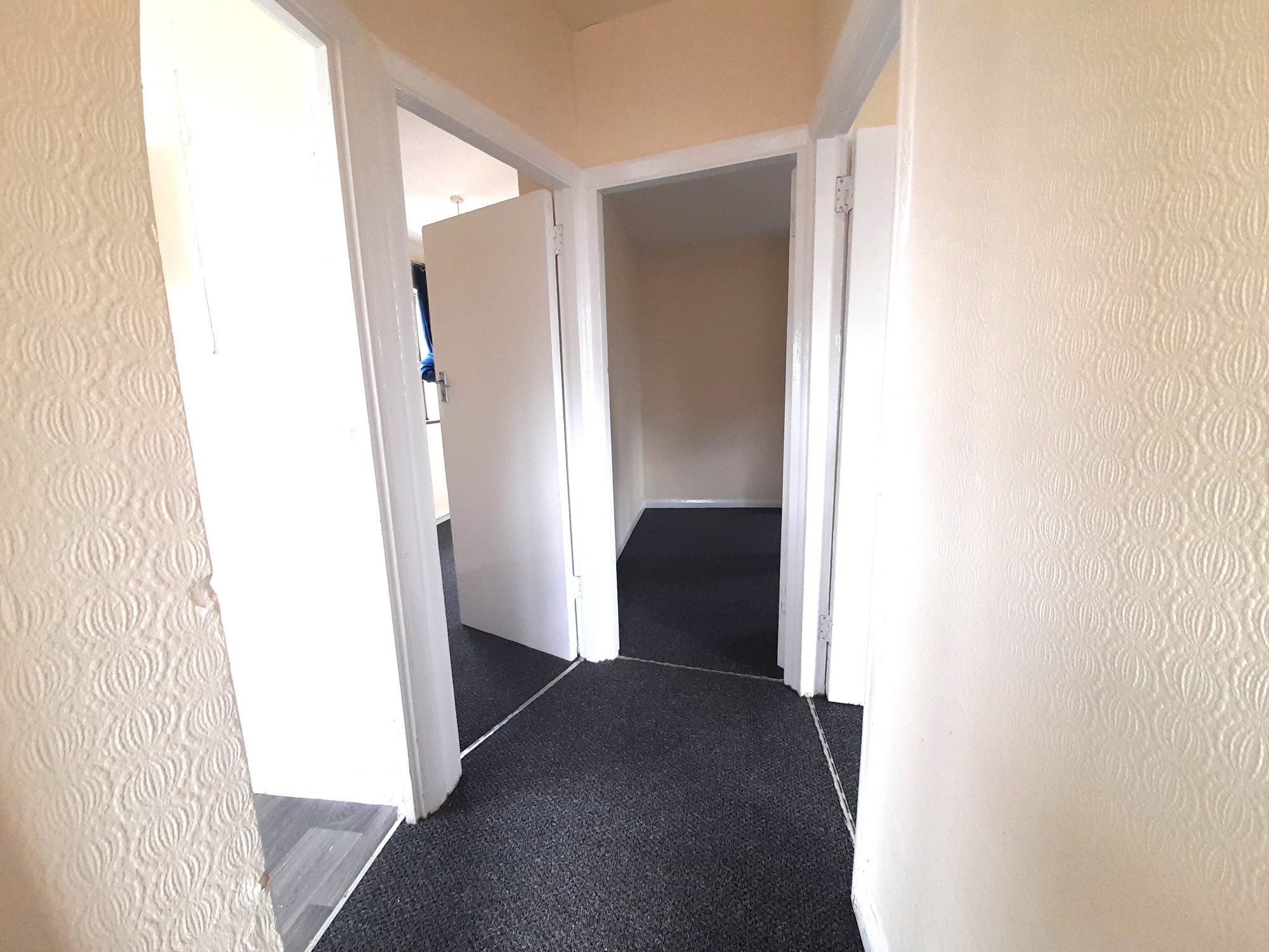 Flat Kingshill Avenue in Greater London