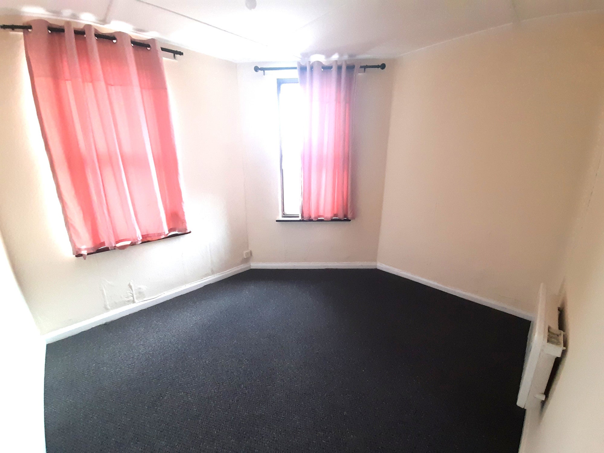 Flat Kingshill Avenue in Greater London