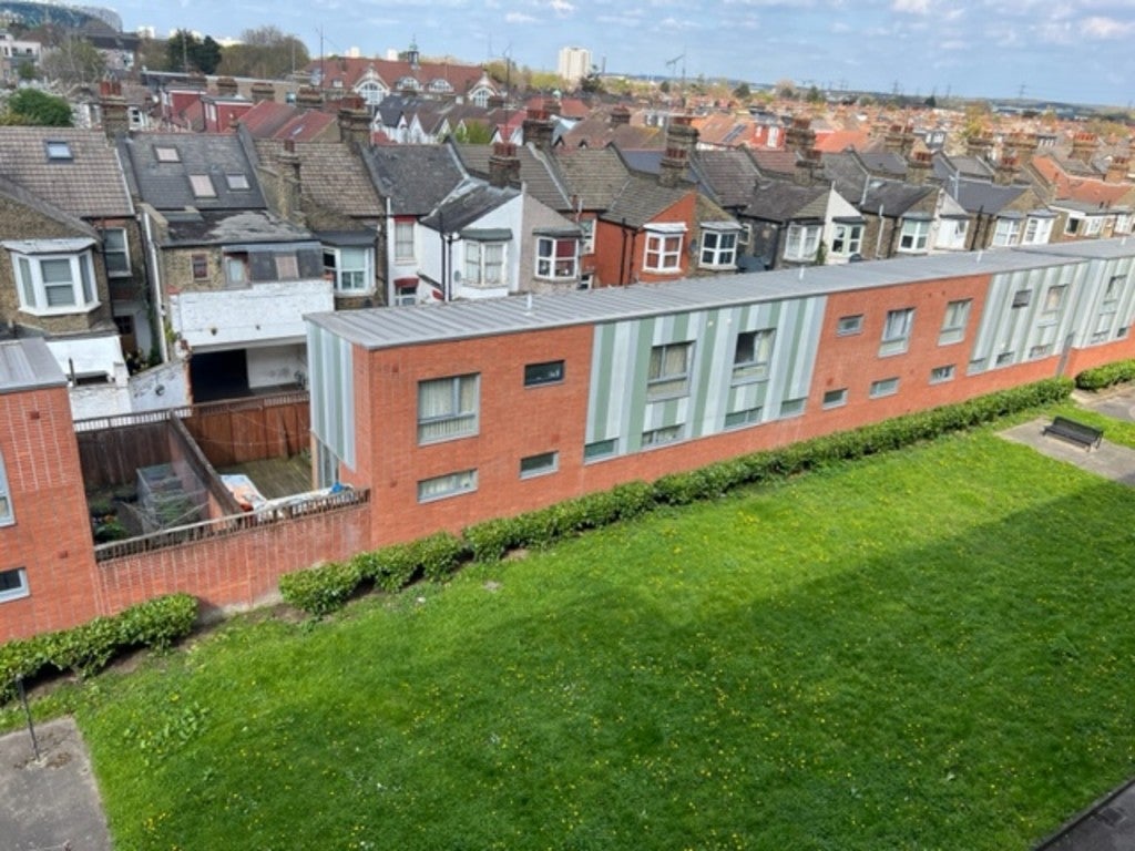 Flat Reed Road in Greater London
