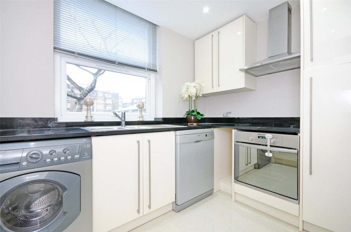 Flat Boydell Court in Greater London