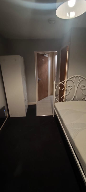 Room Vange Hill Drive in Basildon