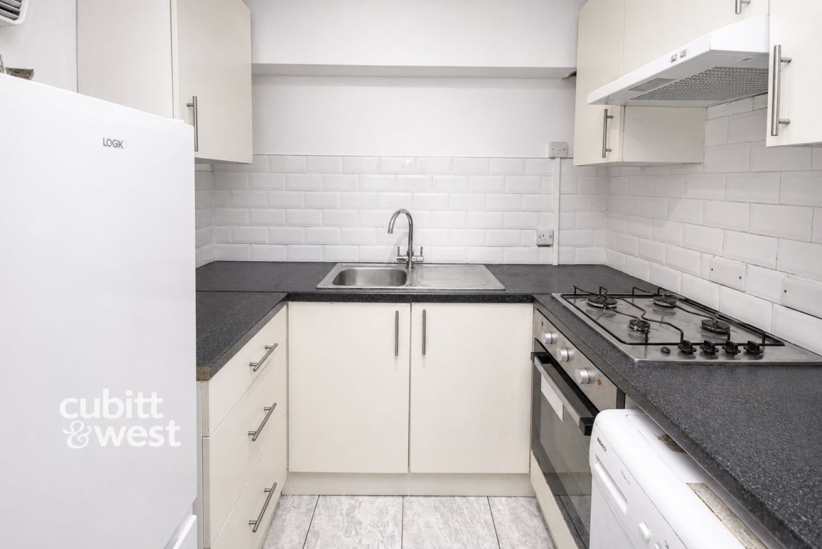 Flat Heathdene Road in Greater London