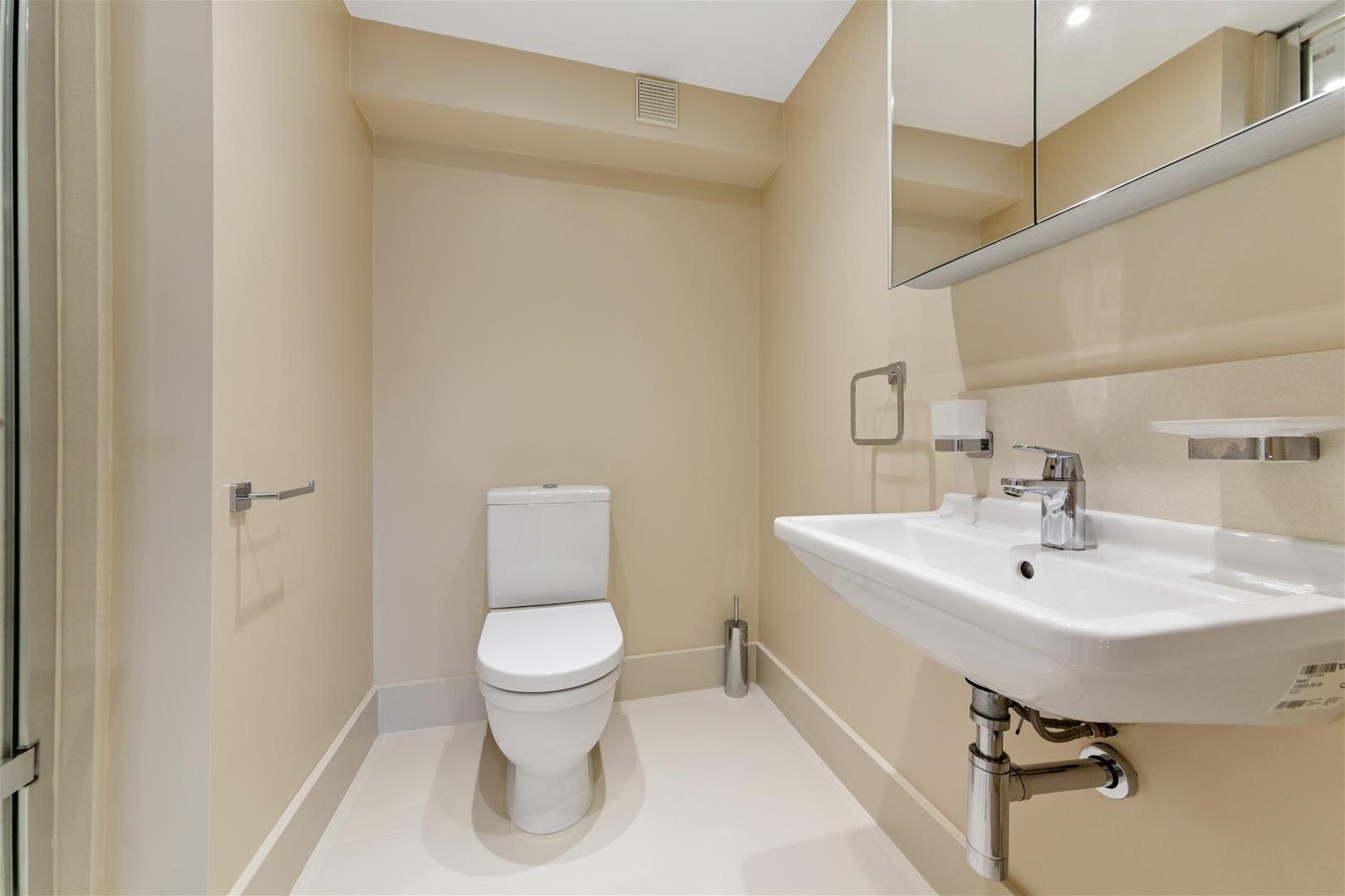 Flat Ladbroke Road in Greater London