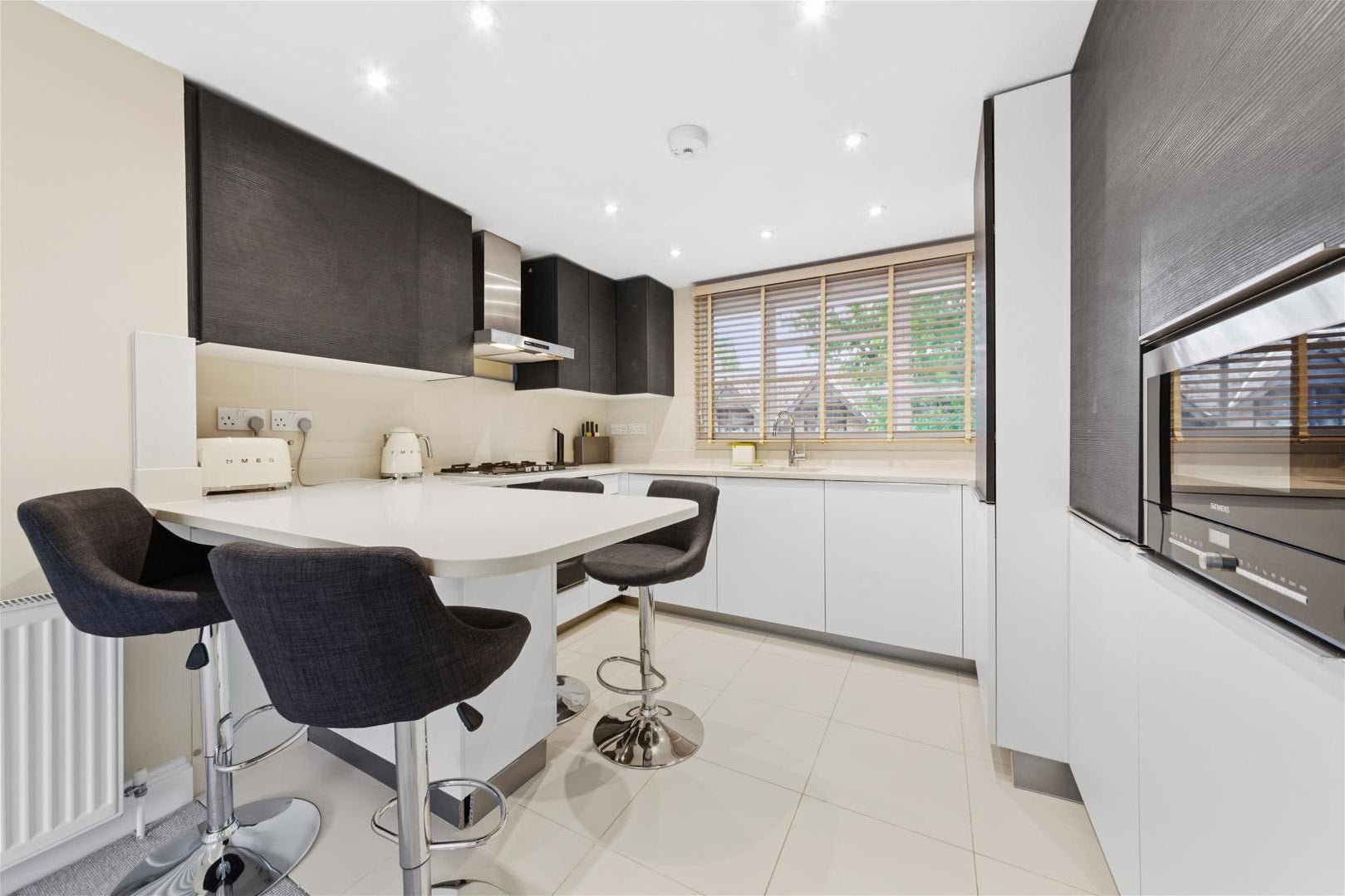 Flat Ladbroke Road in Greater London
