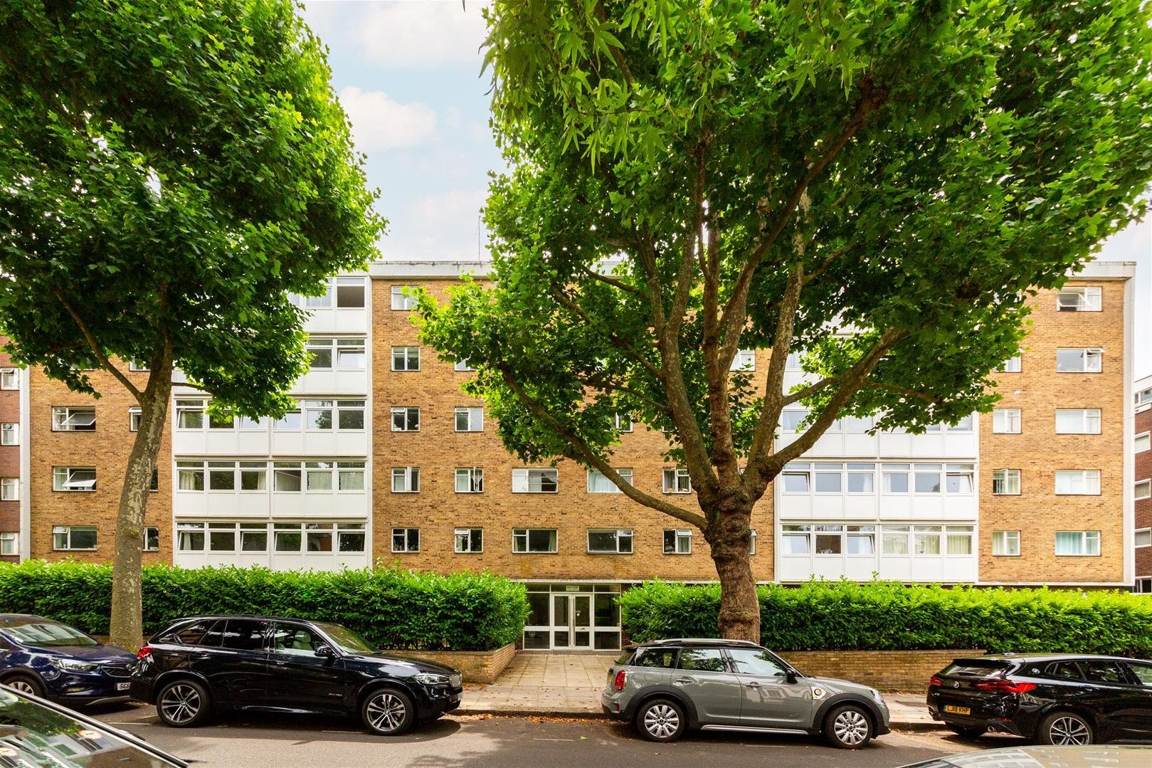 Flat Ladbroke Road in Greater London
