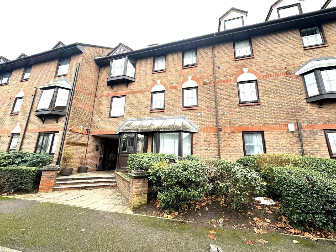Flat Lansdowne Road in Greater London