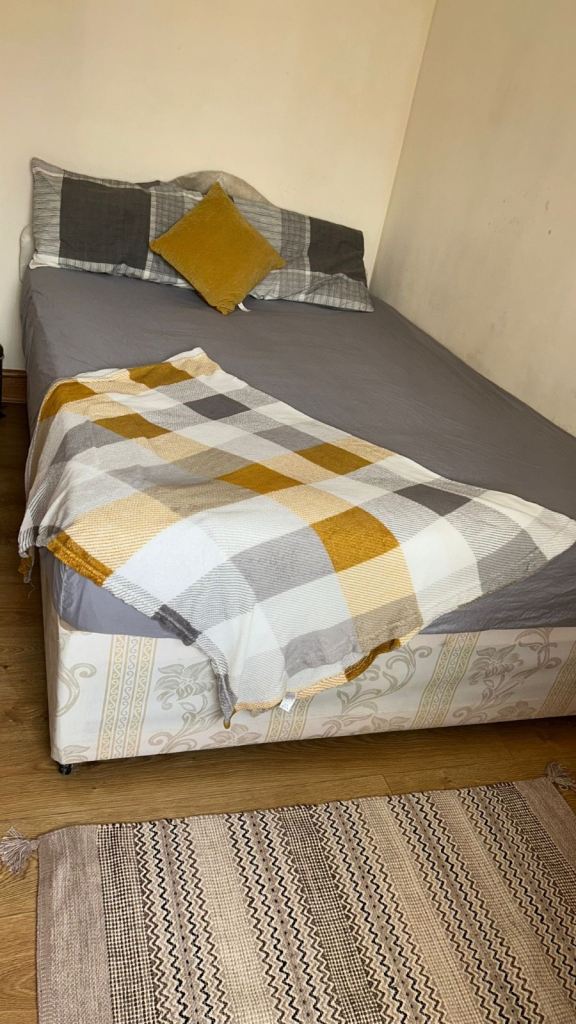 Room Elm Road in Greater London