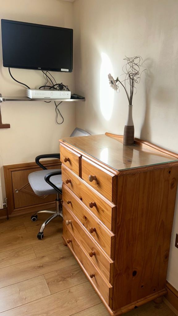 Room Elm Road in Greater London