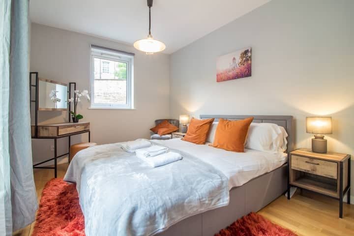 Flat Holyrood Road in City of Edinburgh