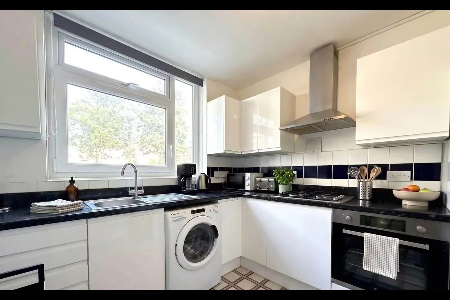 Room Collingwood Street in Greater London