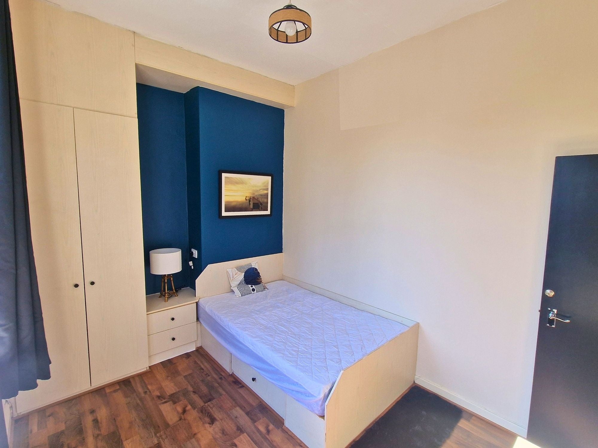 Room Otley Road in Leeds