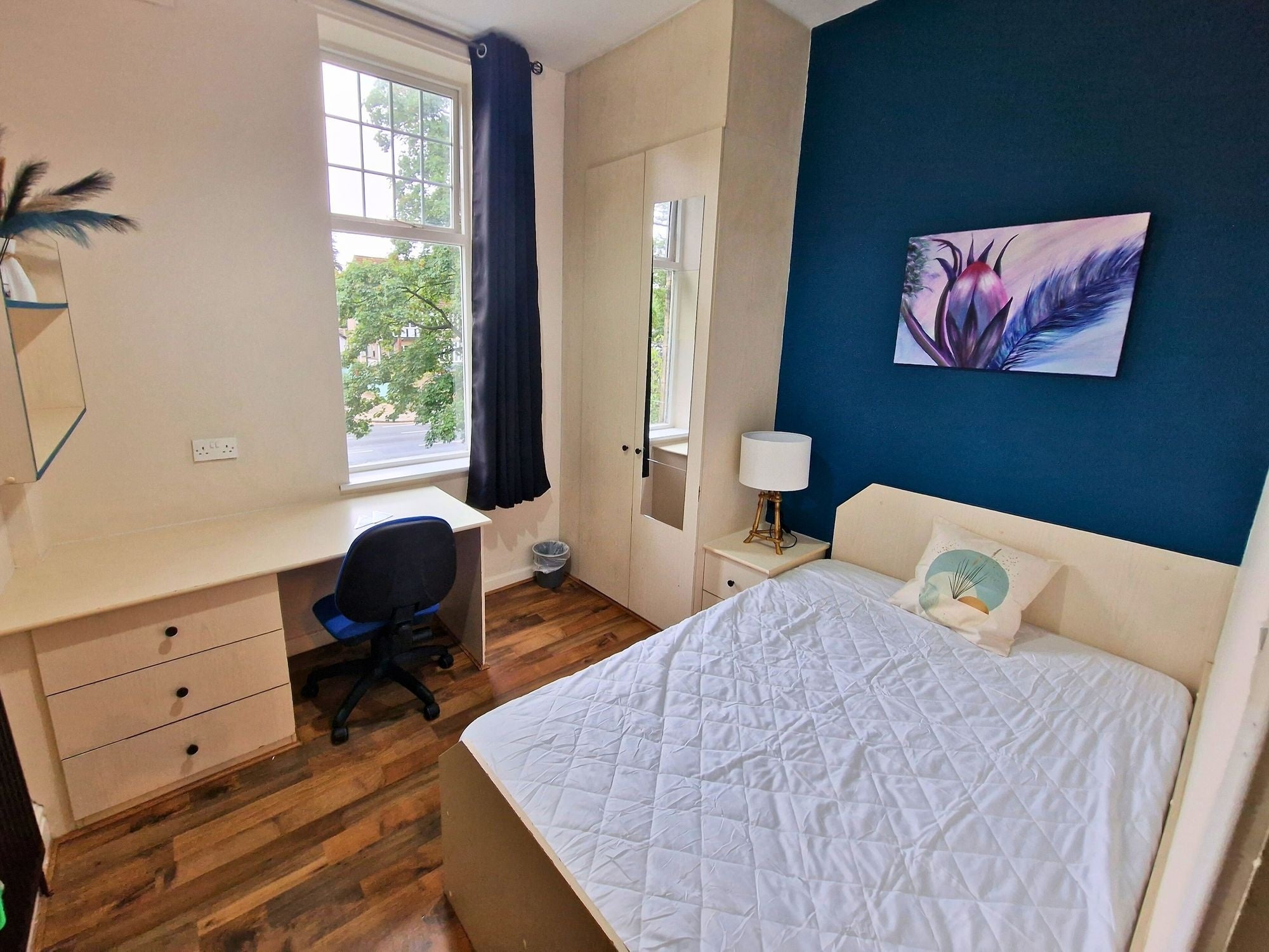 Room Otley Road in Leeds