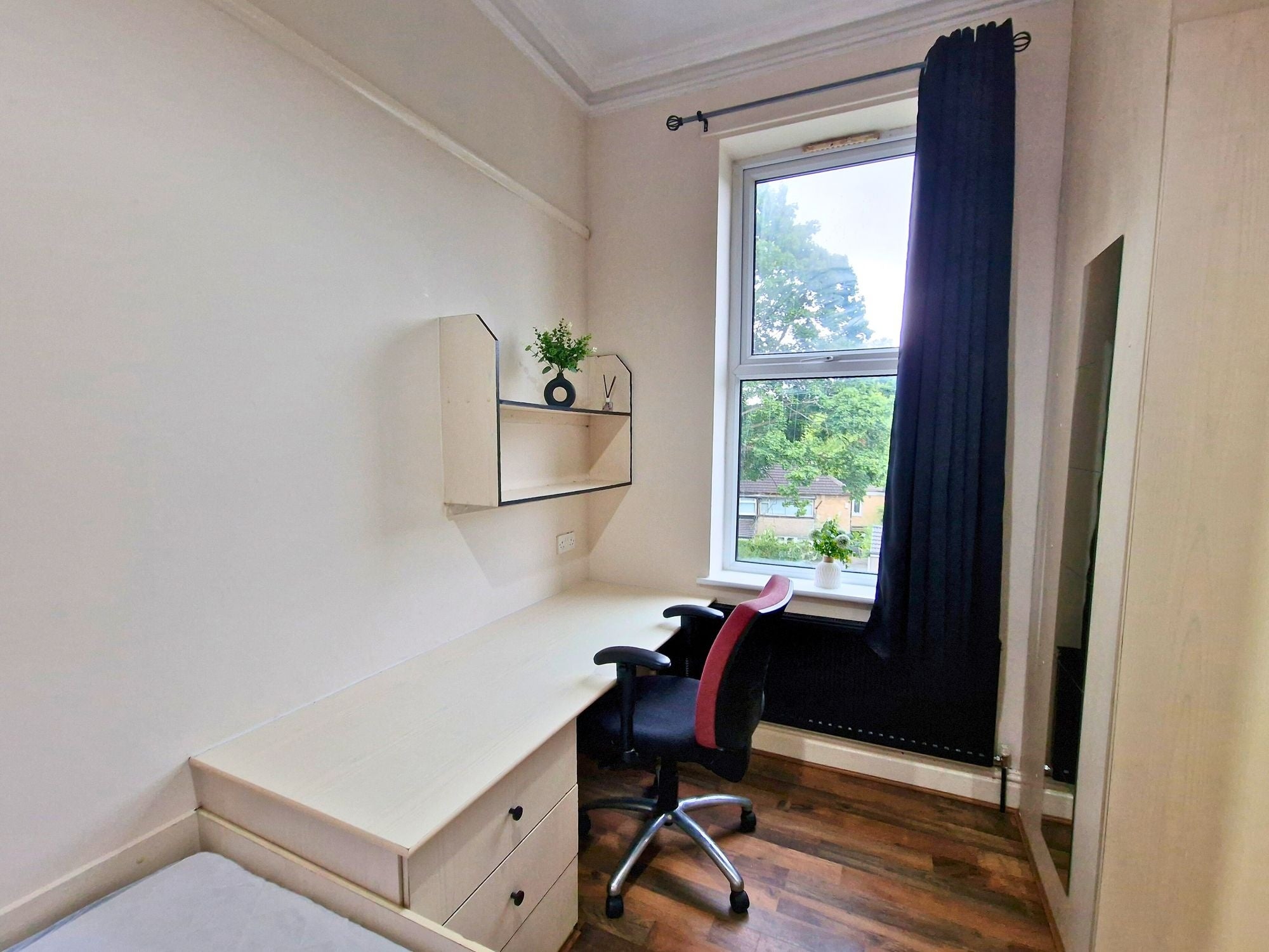 Room Otley Road in Leeds