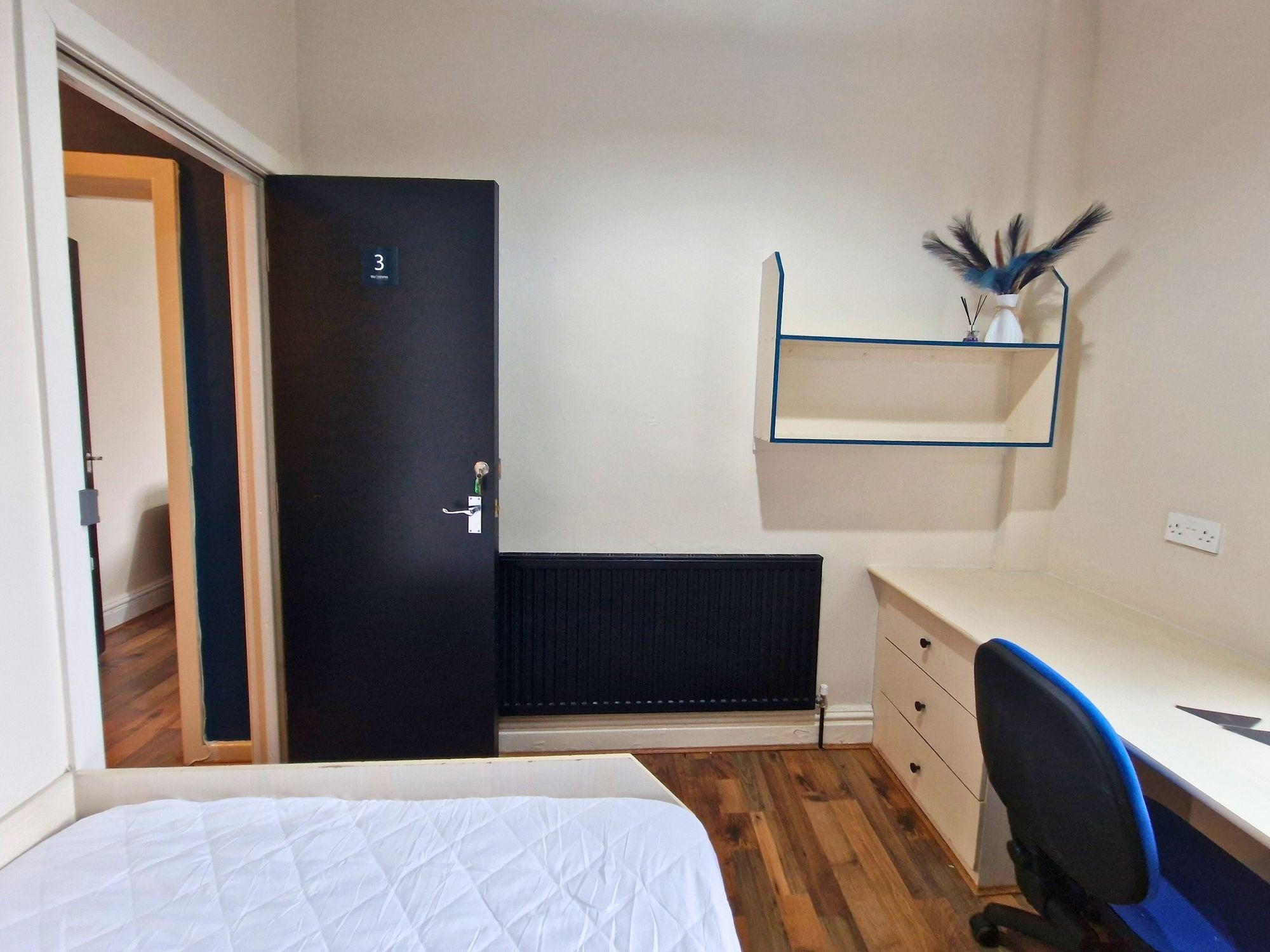 Room Otley Road in Leeds