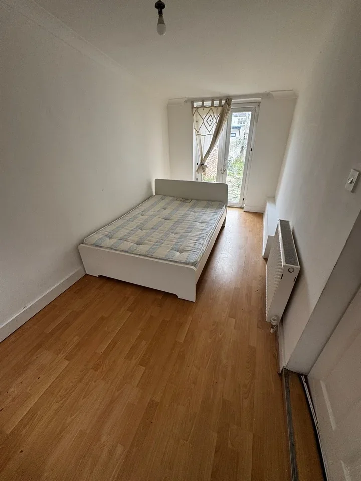 Room Eastern Avenue East in Greater London