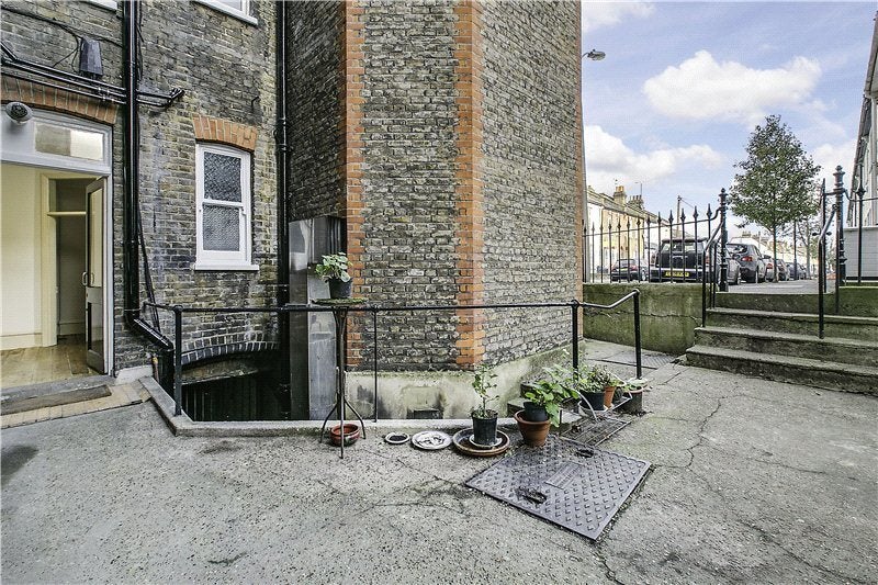 Flat Colehill Lane in Greater London