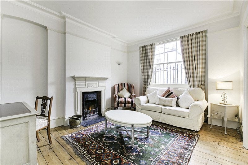Flat Colehill Lane in Greater London