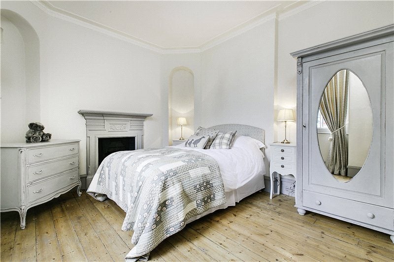 Flat Colehill Lane in Greater London