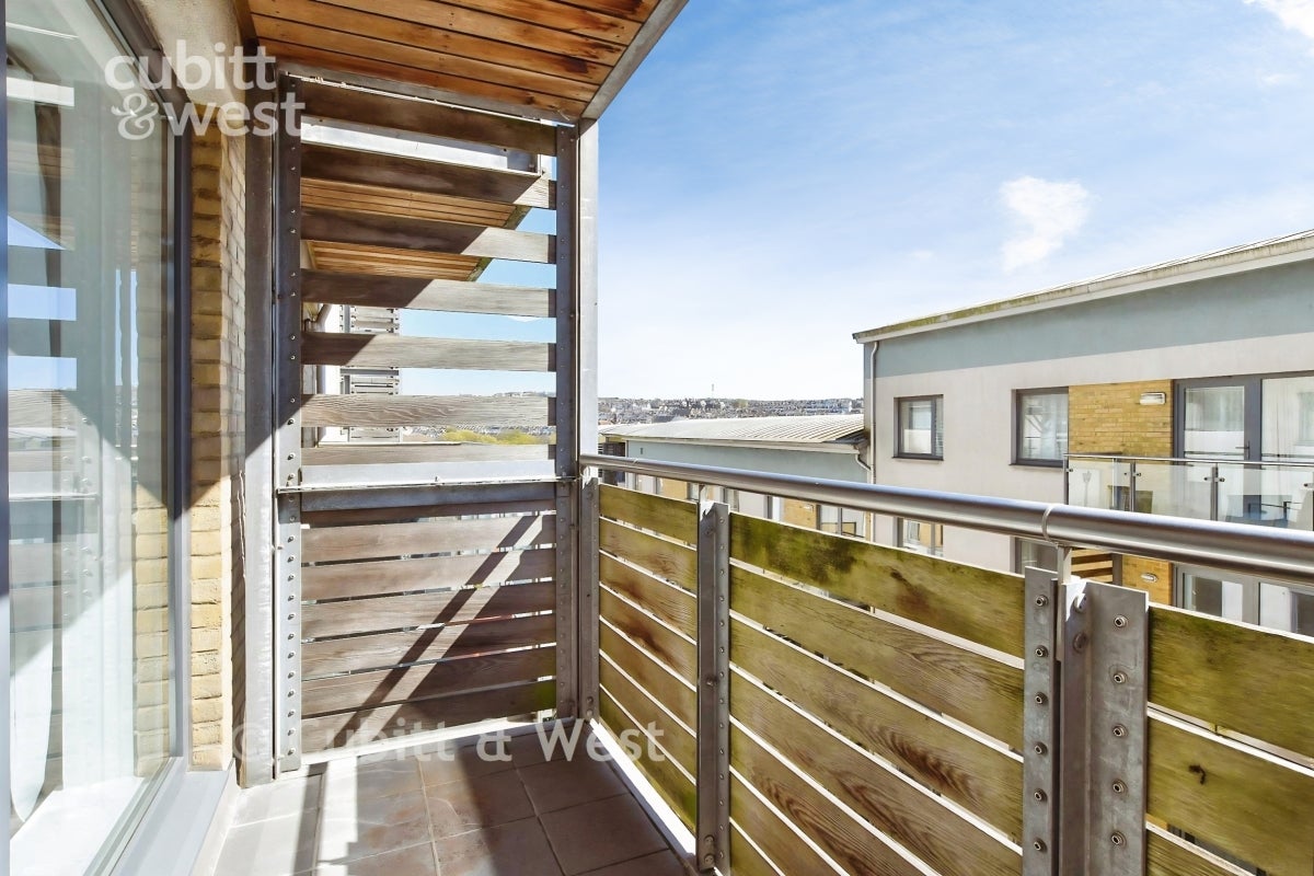 Flat Brunswick Terrace in Hove