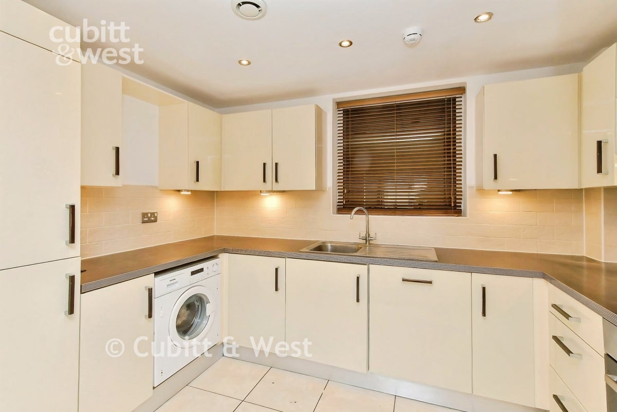 Flat Brunswick Terrace in Hove